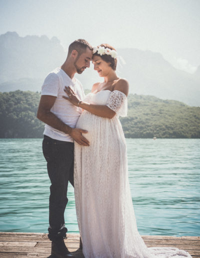 Un couple de futurs parents profite de la beauté de la montagne pour immortaliser leur grossesse