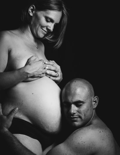 Le futur papa et la maman enceinte, tous deux pleins d'amour et d'anticipation.