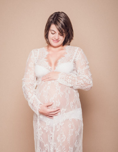 Femme enceinte dans une robe élégante, photographie en style fine art en couleur