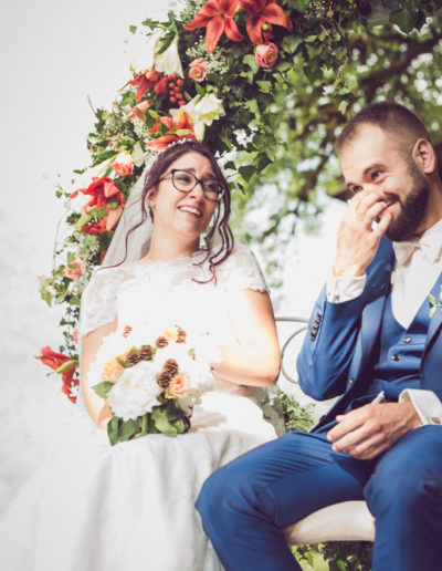 Instant d'émotion : le marié souriant et la mariée aux yeux brillants lors de la cérémonie laïque en Haute-Savoie.