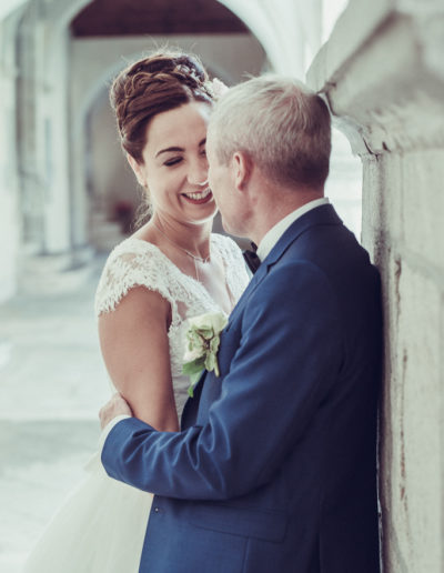 Instant tendre : Une mariée souriante regarde son futur mari avec amour