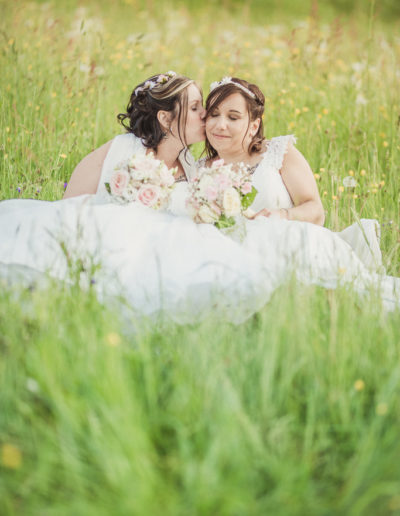 Les mariées épanouis, immortalisés par le photographe de mariage dans un cadre naturel enchanteur pour des photos uniques et inoubliables.