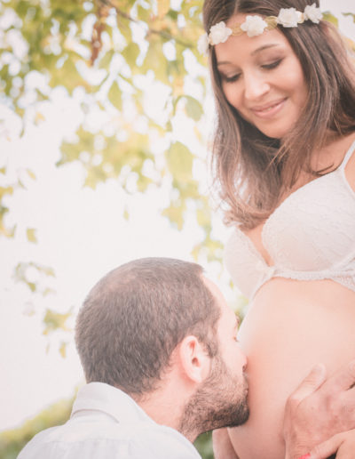 Moment tendre de la future maman et du papa en extérieur pendant la grossesse - Séance photo de grossesse à domicile à Annecy