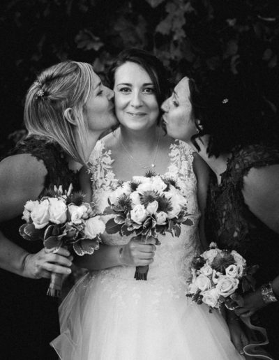 Les demoiselles d'honneur embrassent affectueusement la mariée lors d'un mariage en Haute-Savoie