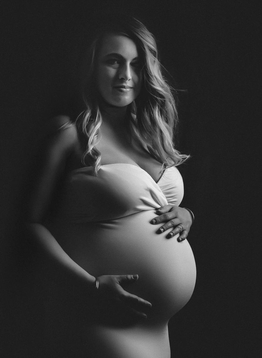 La grossesse est une période de la vie qui mérite d'être célébrée et immortalisée. Nous avons à cœur de créer des images qui vous rappellent à quel point vous êtes belle en tant que future maman. Contactez-nous pour réserver votre séance photo grossesse en Haute-Savoie.