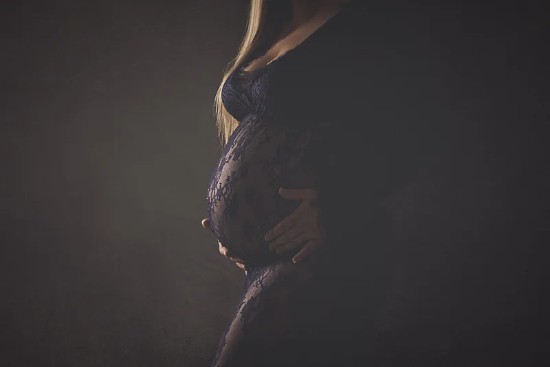 Femme enceinte dans une robe en dentelle, photographie en style fine art - Photographe de grossesse en Haute-Savoie