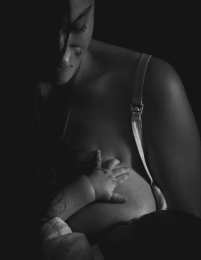 Un moment d'intimité partagé entre une mère et son nouveau-né lors d'une séance photo d'allaitement en Haute-Savoie