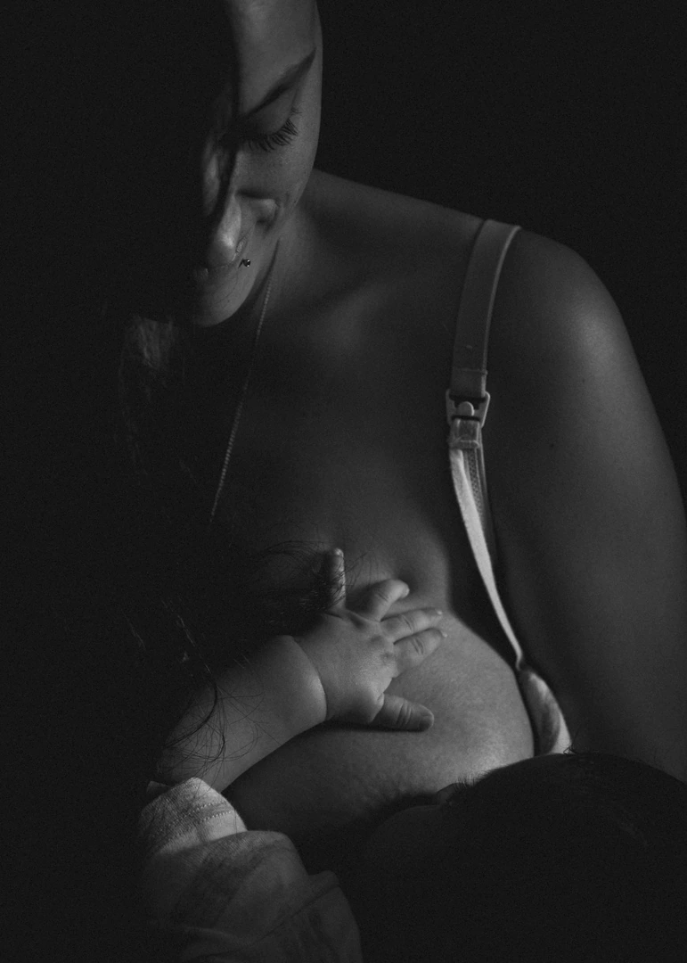 séance bébé-photographie allaitement-elisa-reignier