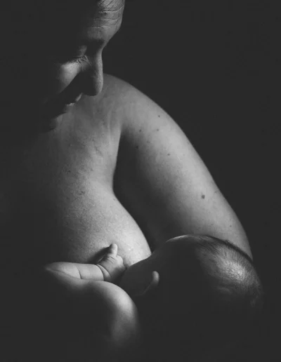 Moment de complicité entre une mère et son bébé lors d'une séance photo d'allaitement en Haute-Savoie