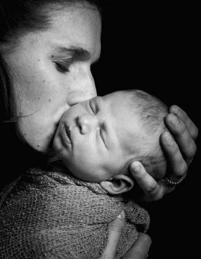 Un adorable bébé nouveau-né photographié par un photographe professionnel en Haute-Savoie