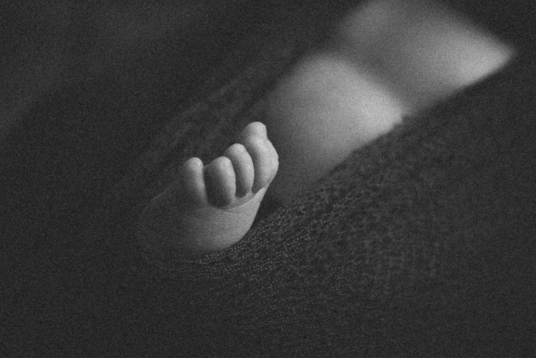 Notre séance photo de nouveau-né dans notre home studio vous offre des images précieuses pour les années à venir. Les détails délicats de votre bébé, les petits poings serrés, les petits pieds - tous ces moments seront capturés pour que vous puissiez les admirer pour toujours.