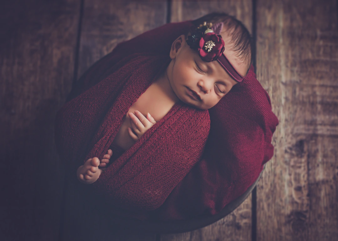 Notre séance photo de nouveau-né dans notre home studio vous offre la chance de capturer les premiers jours de la vie de votre bébé pour toujours. Laissez-nous immortaliser ces moments uniques et tendres de votre petit bébé endormi et paisible.