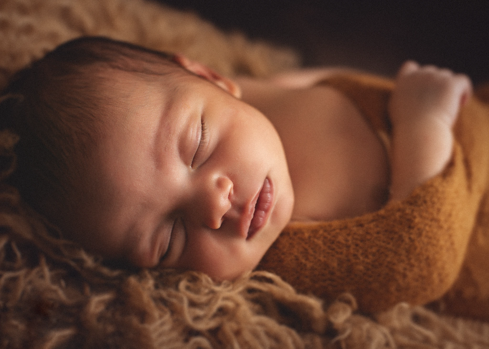 Les nouveau-nés grandissent si vite ! C'est pourquoi une séance photo de nouveau-né est essentielle pour capturer ces premiers moments de vie. Laissez-nous vous offrir des images douces et intimes de votre petit bébé pour que vous puissiez les admirer pour toujours.