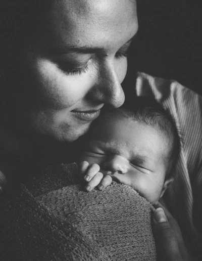 Un instant de douceur et de bonheur immortalisé par un photographe professionnel : votre bébé nouveau-né