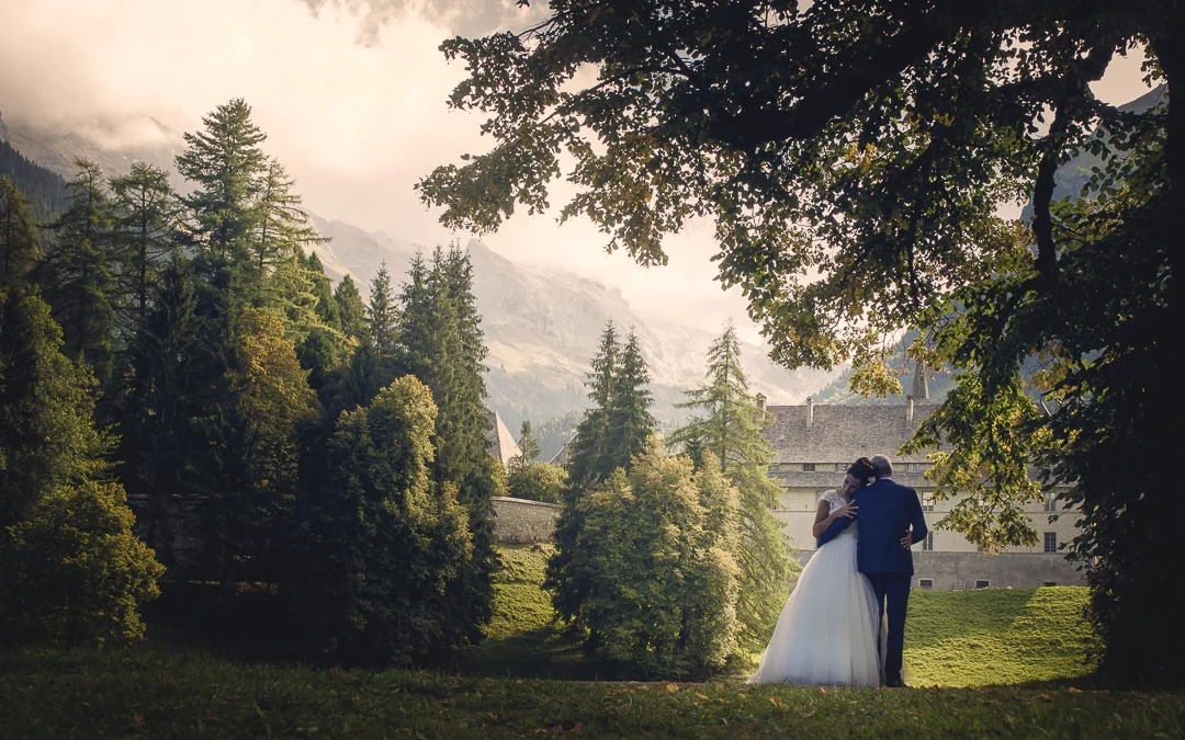 Séance photo de mariage fine art illustrant les tendances en photographie de mariage dans les paysages de Haute-Savoie - Photographe professionnel.
