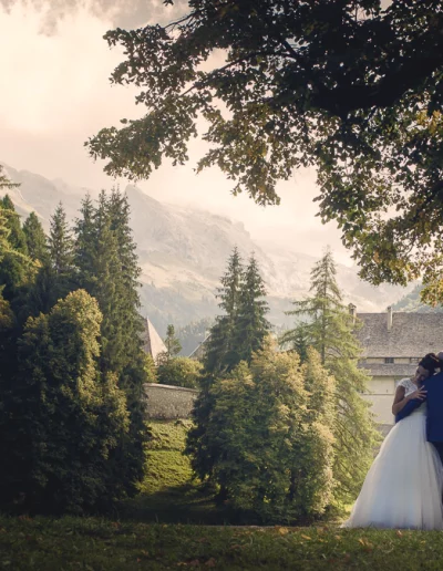 Séance photo de mariage en pleine nature avec un couple amoureux - Photographe mariage Haute-Savoie