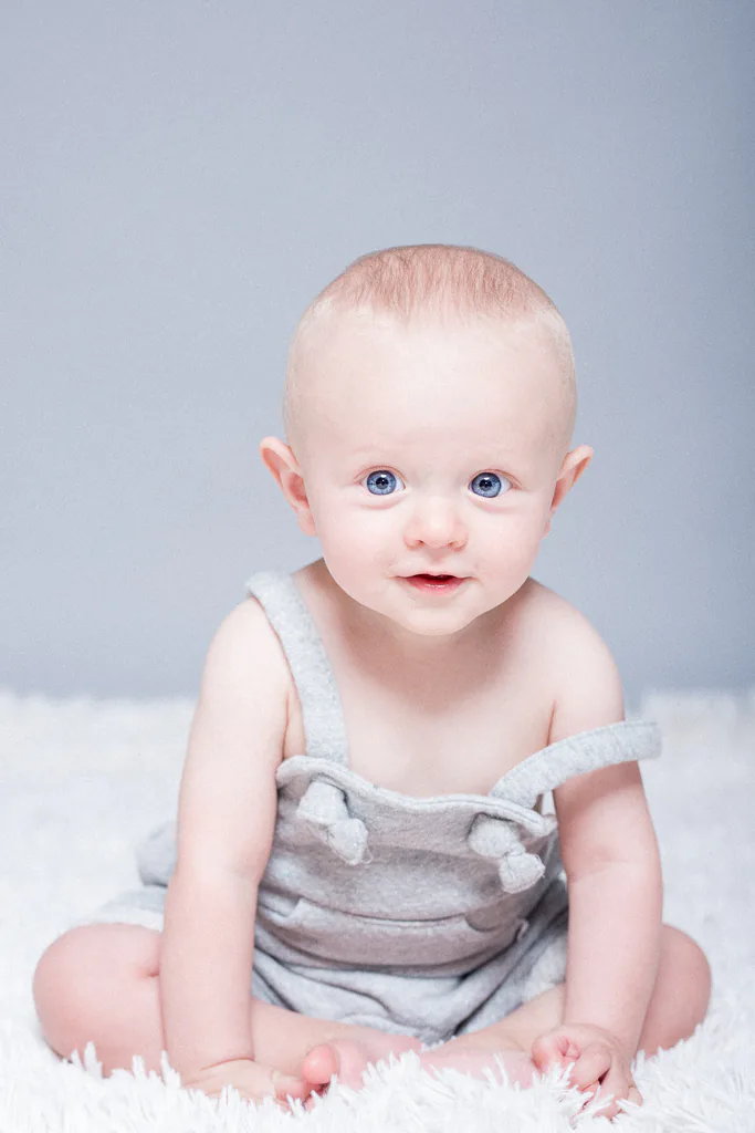 Un regard, un sourire, un petit mouvement qui révèle la personnalité unique de votre bébé. Photographe haute savoie