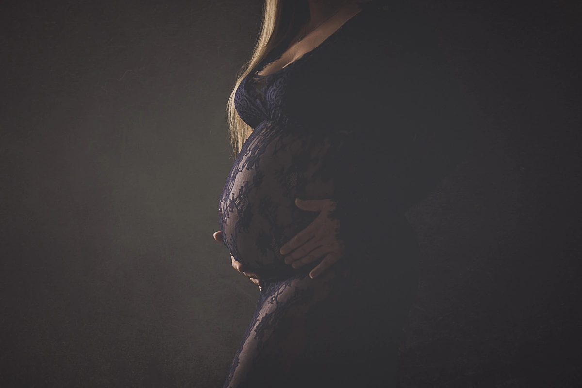 Dans notre studio de photographie en Haute-Savoie, nous comprenons l'importance de la grossesse dans la vie d'une femme. Nous sommes spécialisés dans la création de portraits de grossesse artistiques et élégants qui vous permettront de vous souvenir de cette période magique pour toujours.