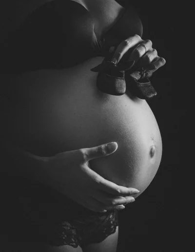 haussons de bébé lors d'une séance photo de grossesse à Annecy - Moment tendre et émouvant pour garder un souvenir de votre grossesse