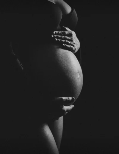 Cette photo met en valeur la beauté et la féminité du ventre rond d'une femme enceinte lors d'une séance photo de maternité en Haute-Savoie.