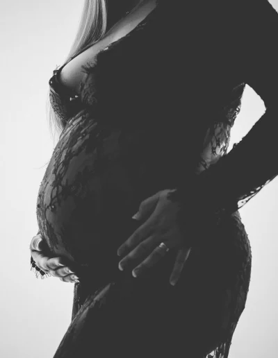 Séances photo de grossesse en extérieur et en studio - Robes de grossesse élégantes en dentelle pour immortaliser votre grossesse.
