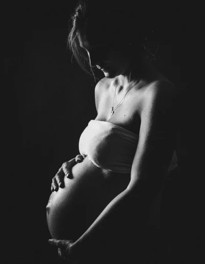 Photo de grossesse en studio : une femme enceinte capturée dans toute sa beauté intemporelle en Haute-Savoie