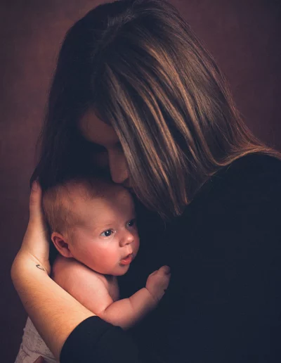 Partagez un instant de complicité avec votre bébé grâce à notre photographe professionnel spécialisé dans les séances de photo de nouveau-né en Haute-Savoie.
