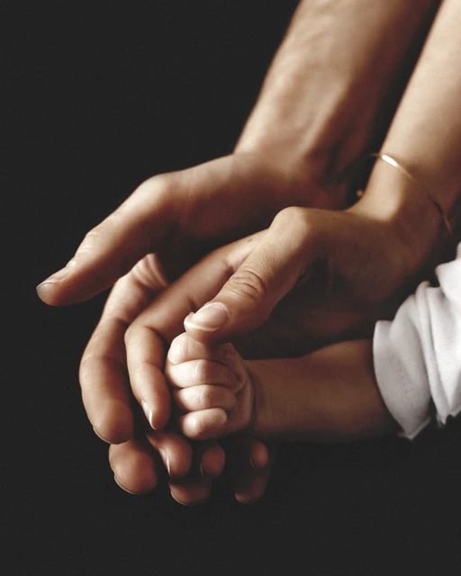 Mains Unies : Papa, Maman et Bébé, Instant de Tendresse en Haute-Savoie Photo des mains d'une famille en Haute-Savoie, le papa tenant la main de la maman, qui tient celle du bébé