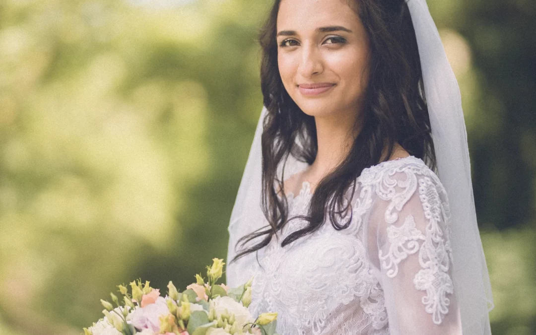 Mariée posant avec son bouquet lors de la séance photo de mariage en forêt près du Château de Faucigny, en Haute-Savoie.