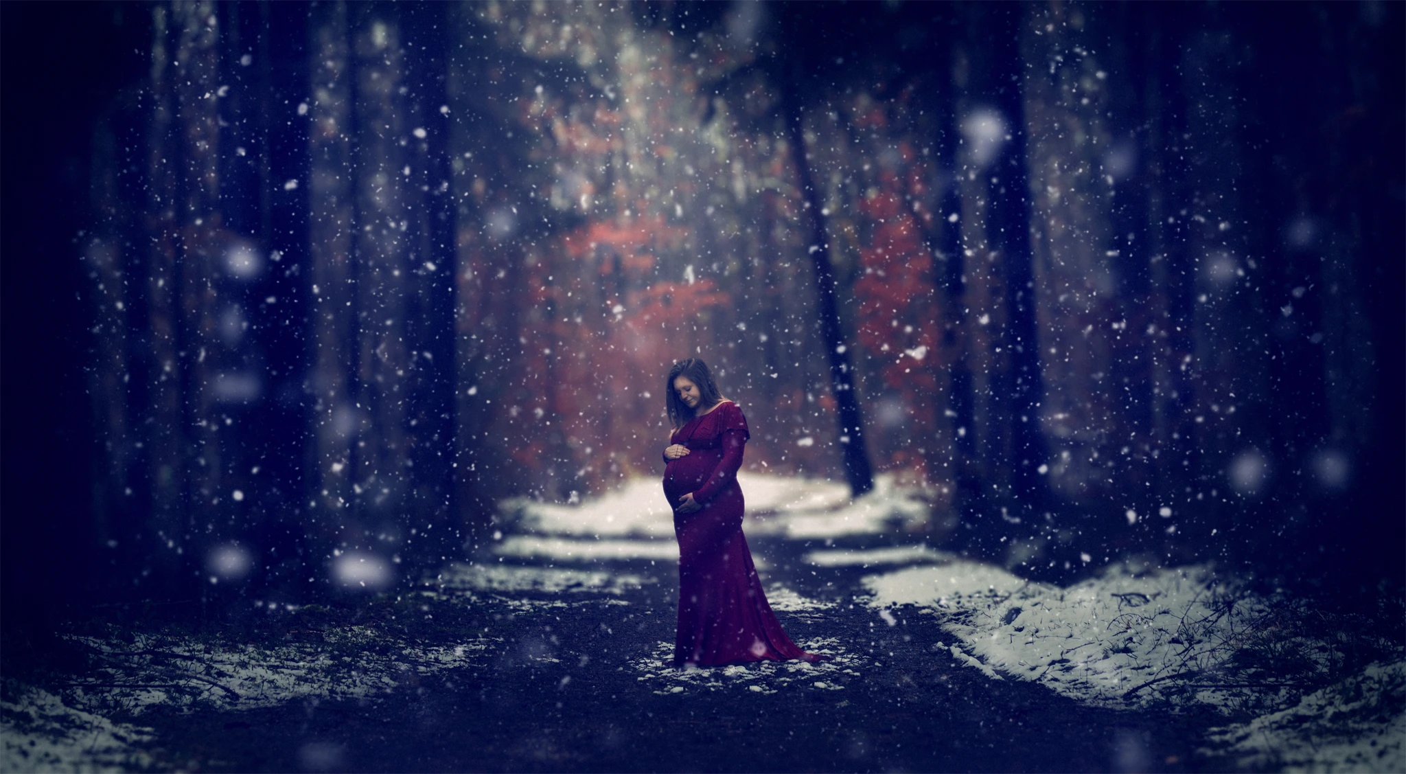 Photographie de Grossesse à Valleiry – Magie de la Neige et Douceur de l’Hiver Photo de grossesse en extérieur à Valleiry sous la neige, capturant la future maman entourée d’un paysage hivernal, pour un moment magique et intemporel.