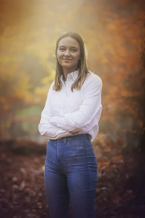 Portrait d'une adolescente réalisé lors d'une séance photo famille en Haute-Savoie Photographie d'une jeune fille, portrait réalisé lors d'une séance photo familiale en Haute-Savoie.