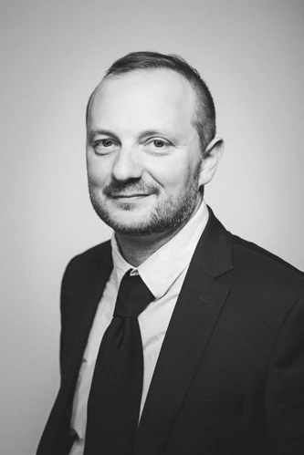 Portrait corporate d'un professionnel en Haute-Savoie, mettant en avant son expertise et professionnalisme, idéal pour les séances photo destinées aux entreprises et artisans.