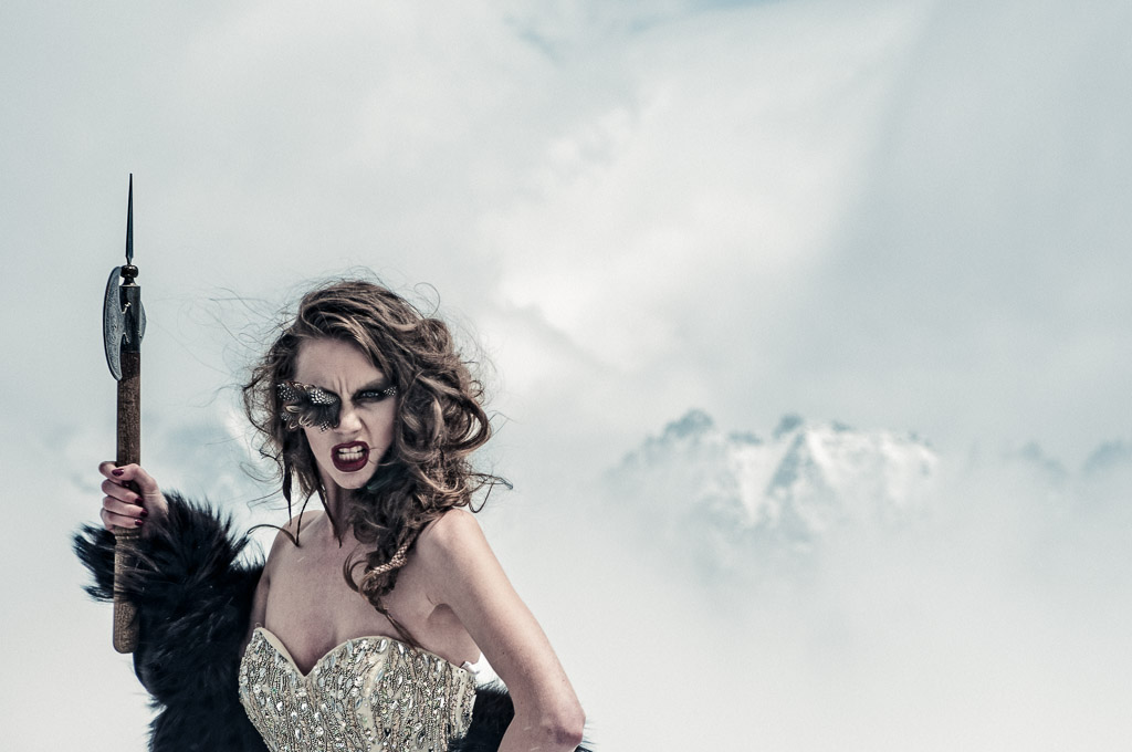 portrait-mode Photo des mains d'une famille en Haute-Savoie, le papa tenant la main de la maman, qui tient celle du bébé