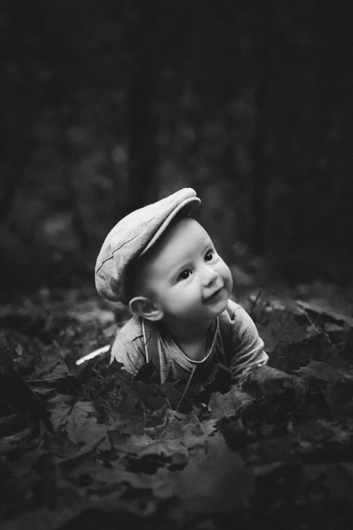 Séance photo bébé automne en noir et blanc Haute-Savoie - Photographe Famille