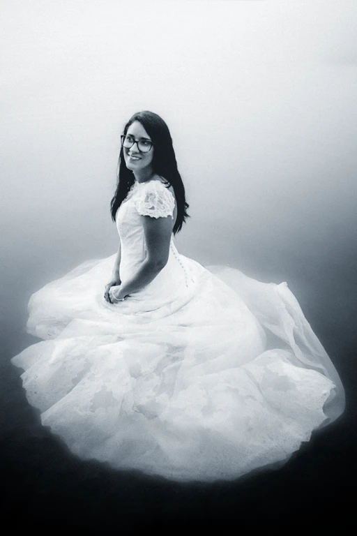 Femme en robe de mariée dans l'eau du lac à Samoëns pour une séance photo day after.